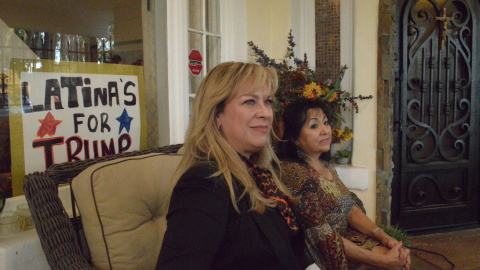 Gabriela Acuña y Sylvia Menchaca, en su domicilio al sur de Phoenix (Arizona).