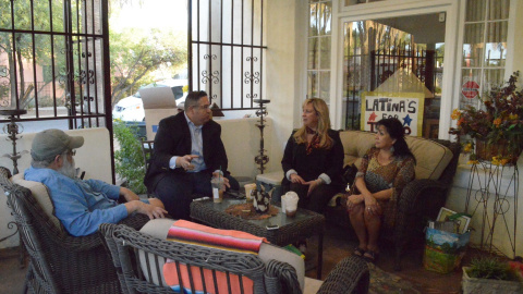 Latinos Republicanos en el sur de Phoenix, en la vivienda de Sylvia Menchaca.