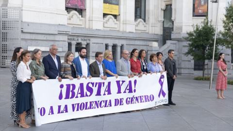 El alcalde de Madrid, José Luis Martínez-Almeida, participa en el minuto de silencio convocado por el Ayuntamiento como muestra de repulsa y condena por el asesinato en Puente de Vallecas de una mujer, en la explanada frente a CentroCentro, a 6 de septi