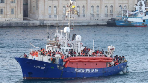 27/06/2018.- El buque de salvamento de la ONG Lifeline (c) llega con unos 230 inmigrantes a bordo hoy, miércoles 27 de junio de 2018 al Gran Puerto de La Valeta (Malta), después de permanecer seis días en el Mediterráneo central a la espera de que alg