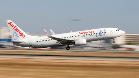 Un aparato Boeing 737-800 de Air Europa despega del aeropuerto de Palma de Mallorca. REUTERS/Paul Hanna