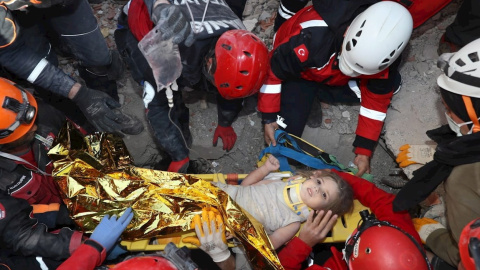 Una foto de un folleto facilitada por la Presidencia de Manejo de Emergencias y Desastres (AFAD) muestra el rescate de la niña de cuatro años Ayda Gezgin mientras la sacan de los escombros.