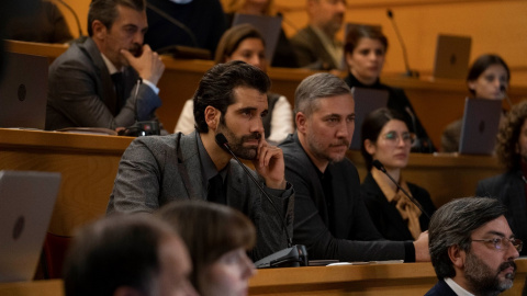 Tamar Novas y Alberto Ammann, en una secuencia de la película 'Justicia artificial'.