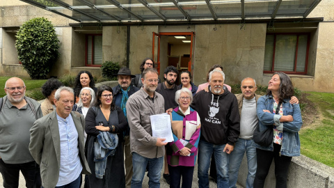 11/9/24 Representantes del comité de empresa, sindicatos y otros colectivos, frente al Parlamento de Galicia, donde presentaron ayer una iniciativa legislativa popular para garantizar la pluralidad y neutralidad de los medios públicos.