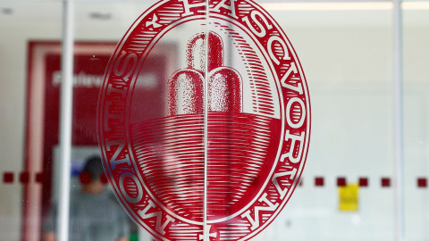 El logo del Monte dei Paschi, en la entrada de sus oficinas en Roma. REUTERS/Max Rossi