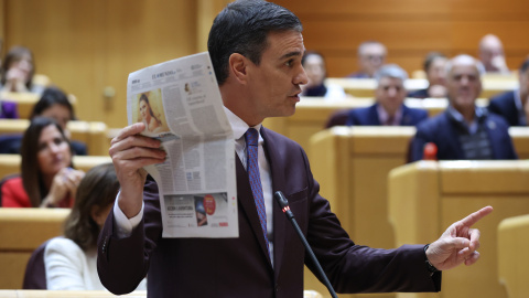 El presidente del Gobierno, Pedro Sánchez, en el pleno del Senado en Madrid el pasado martes en su respuesta a Alberto Núñez Feijóo con la portada del periódico El Mundo en la mano.