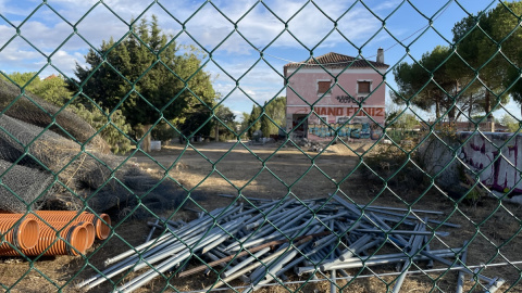 Vista de herramientas y tubos en el recinto de las obras de la Dehesa de Navalcarbón, en Las Rozas, donde se pretende construir un centro de educación ambiental.