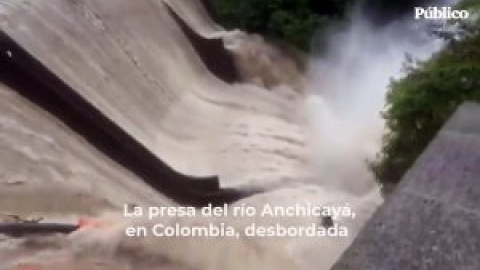 La presa del río Anchicayá, en Colombia, desbordada tras la crecida por las últimas lluvias en el país