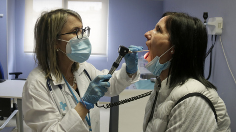 Una doctora del CAP Maresme de Mataró examina una pacient.