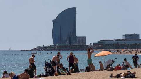 03/04/2021. Vista de la playa de la Barceloneta este sábado en Barcelona (Catalunya). - EFE