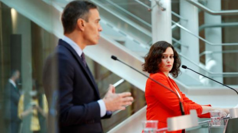 La presidenta de la Comunidad de Madrid, Isabel Díaz Ayuso, en rueda de prensa junto al líder del Ejecutivo, Pedro Sánchez.