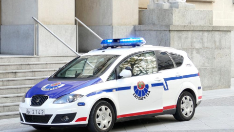 Imagen de un coche de la Ertzaintza frente a un juzgado.