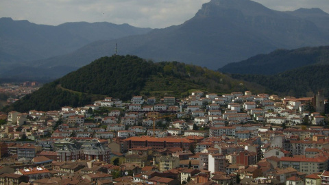 2022 - Panoràmica d'Olot, capital de la Garrotxa, una de les comarques que més població guanyarà les properes dues dècades.