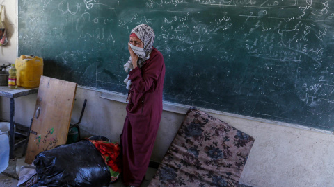 Una mujer palestina, en la escuela de Naciones Unidas, convertida en refugio, tras el bombardeo israelí.