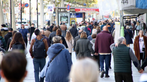 Gent passejant pel passeig de Gràcia de Barcelona