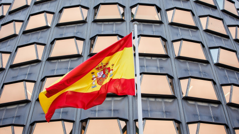 Bandera de España en el Tribunal Constitucional el día en que toman posesión de su cargo los nuevos magistrados del TC, en la sede del Tribunal Constitucional, a 18 de noviembre de 2021, en Madrid, (España).