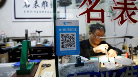 Un código QR del sistema de pago electrónico Alipay, de Ant Group, en el local de un relojero en Pekín.. REUTERS/Tingshu Wang