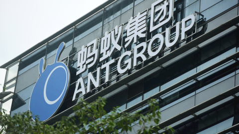 El logo de Ant Group en lo alto de la sede del grupo financiero en Hangzhou, al este de China. EFE/EPA/LONG WEI