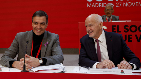 El presidente de Gobierno y secretario general del PSOE, Pedro Sánchez (i) y el actual presidente de la Internacional Socialista, Yorgos Papandréu durante el XXVI Congreso de la formación, este viernes en Madrid.