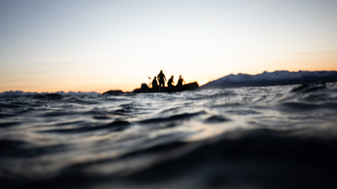 El equipo de Sea Women Expeditions se prepara para una inmersión en el Ártico.