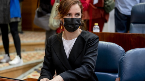 La portavoz de Más Madrid en la asamblea, Mónica García , con una bandera de Ucrania en una sesión del pleno de la Asamblea de Madrid, a 3 de marzo de 2022, en Madrid (España).- A. Pérez Meca / Europa Press