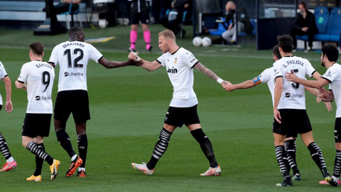 Los jugadores del Valencia, entre ellos Mouctar Diakhaby, celebran tras marcar ante el Cádiz, durante el partido de Liga en Primera División.