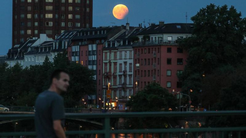 Vista de la luna llena durante un eclipse lunar parcial en Fráncfort (Alemania). EFE / Armando Babani