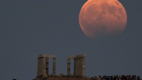 El eclipse de luna desde el Templo de Poseidón en Cabo Sounion (Atenas).  REUTERS