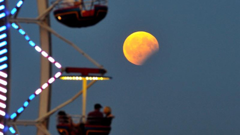 Vista de la luna durante el eclipse lunar parcial el lunes 7 de agosto de 2017, en Szczecin (Polonia). EFE / Marcin Bielecki