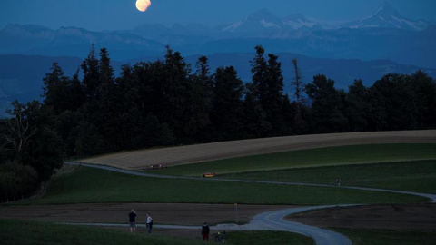 Vista de la luna llena durante un eclipse lunar parcial, este lunes 7 de agosto, en los Alpes berneses, en Berna (Suiza). EFE / Anthony Anex