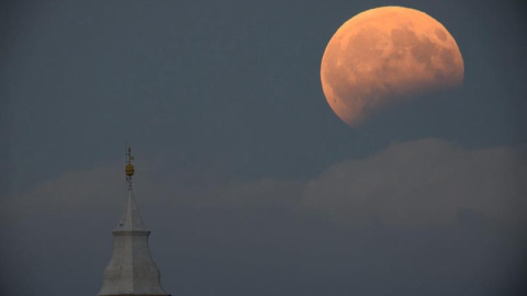 Vista del eclipse lunar parcial desde la localidad de Tiszafoldvar, a 144 km al sureste de Budapest (Hungría). EFE / Peter Komka