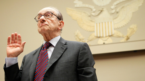 El expresidente de la Reserva Federal Alan Greenspan presta juramente en una comparecencia en la comisión del Congreso estadounidense sobre la crisis financiera, en  abril de 2010. AFP/Alex Wong