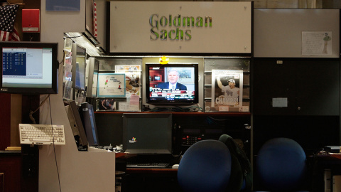 Un monitor de televisión en el stand de Goldman Sachs en el patio de negociación de la bolsa de Nueva York, en Wall Street. AFP/Chris Hondros