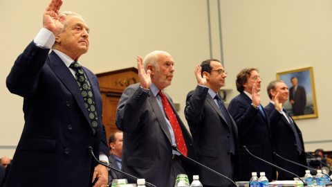 De izquierda a derecha, los financieros George Soros, James Simons, John Alfred Paulson, Philip Falcone, y Kenneth Griffin,  prestan juramento en una comparecencia en el Congreso estadounidense, en noviembre de 2008. AFP/Tim Sloan