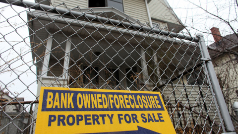 Cartel de una vivienda desahuciada por un banco en la localidad de Bridgeport, en el Estado de Connecticut. AFP/Spencer Platt