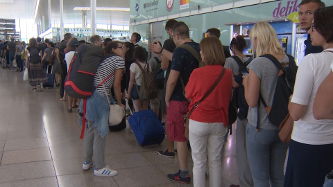 Cola en el Aeropuerto de Barcelona-El Prat. EUROPA PRESS