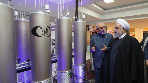 Fotografía de archivo realizada el 9 de abril de 2019 que muestra al presidente iraní, Hasán Rohaní, durante una visita a la organización de tecnología nuclear Ali Akbar Salehila en Teherán. EFE