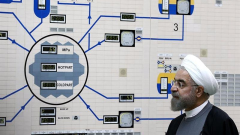 01/07/2019.- Fotografía de archivo realizada el 13 de enero de 2015 que muestra al presidente iraní, Hasán Rohaní, durante una visita a la planta nuclear de Bushehr en el sur de Irán. La República Islámica de Irán informó hoy de que ya ha superad