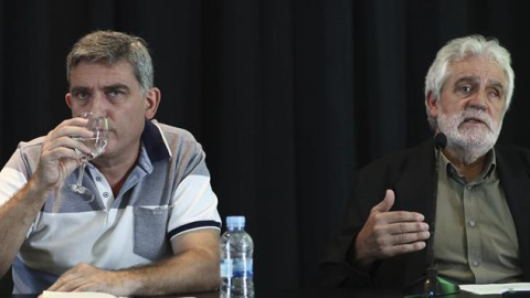 El responsable de Extensión Internacional de IU, Francisco Pérez (i), y el exeurodiputado del PSOE Vicent Garcés, durante la rueda de prensa que han ofrecido en el Círculo de Bellas Artes. EFE/Mariscal