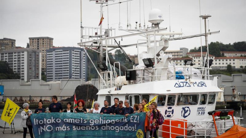 El barco de rescate humanitario Aita Mari, en el puerto de Pasaia este lunes. EFE/Javier Etxezarreta