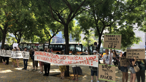 A las puertas de la Ciutat de la Justícia se han concentrado una veintena de personas. Europa Press