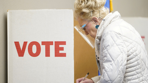 Una mujer emite su voto en  Bethany, Oklahoma (EEUU)