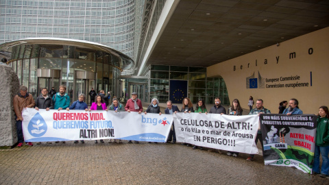 17/4/24 Alcaldes y cargos del BNG, con Ana Miranda y portavoces de los colectivos sociales que se oponen a la instalación de la fábrica de celulosa de Altri, el pasado martes en la sede de la Comisión Europea.