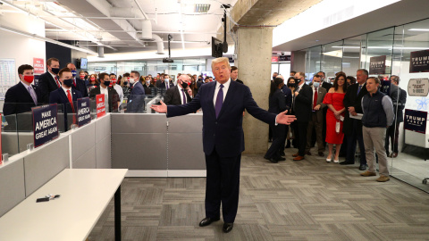 Trump visita la sede de su campaña presidencial en Arlington, Virginia. Después se dirigió a la Casa Blanca, desde donde siguió el escrutinio.