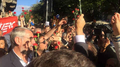 Concentració de protesta davant el Departament d'Economia i Hisenda de la Generalitat. Reparteixen clavells per donar als policies