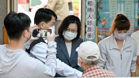 La presidenta de Taiwán, Tsai Ing-wen (centro), sale de un colegio electoral después de votar en las elecciones para alcalde en Nuevo Taipei.