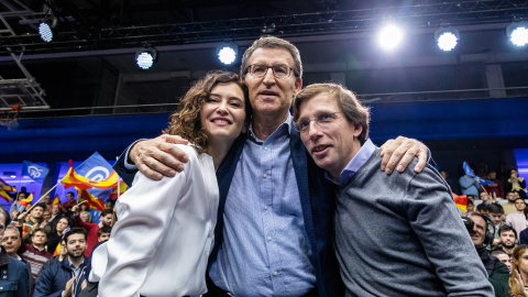 La presidenta de la Comunidad de Madrid, Isabel Díaz Ayuso, el presidente del Partido Popular, Alberto Núñez Feijóo, y el alcalde de Madrid, José Luis Martínez-Almeida, se abrazan en un acto de ‘En defensa de un gran país’, en el Instituto Rami