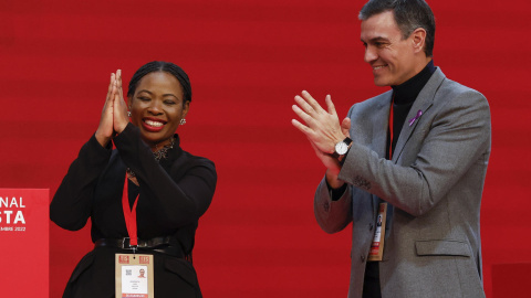 El presidente de Gobierno y secretario general del PSOE, Pedro Sánchez, junto a Benedicta Lasi, nueva secretaria general de la Internacional Socialista, este viernes en Madrid.