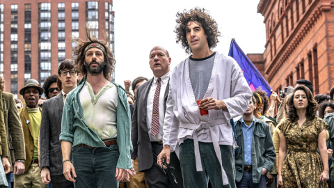 Jeremy Strong, John Carroll Lynch y Sacha Baron Cohen en una escena de 'El juicio de los 7 de Chicago'