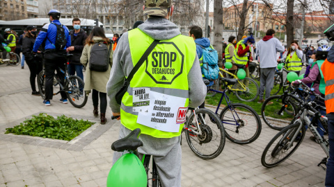 21/02/2021.- Varias personas protestan en bicicleta bajo el lema: 'Ningún desahucio sin alternativa adecuada' durante la manifestación por el derecho a la Vivienda, en el Paseo de la Castellana de Madrid (España). Ricardo Rubio / Europa Press